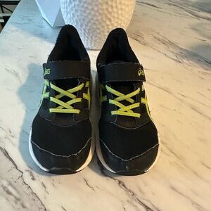 Kids ASICS, size 2 1/2- lots of life left